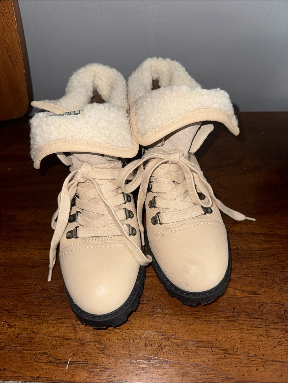 FRYE AND CO. Cream Lace-Up Sherpa Cuff Ankle Boots